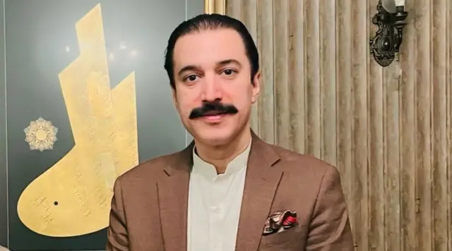 فیصل ممتاز راٹھور کا تعلق کشمیر کے ضلع پونچھ ایک جاگیر دار گھرانے سے ہے