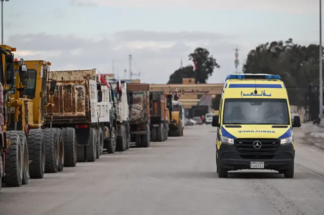 سيارة إسعاف على الجانب المصري من معبر رفح الحدودي، بين مصر وقطاع غزة، في رفح، محافظة شمال سيناء، مصر، 24 فبراير 2025. كجزء من اتفاق وقف إطلاق النار بين إسرائيل وحماس الذي دخل حيز التنفيذ في 19 يناير 2025.