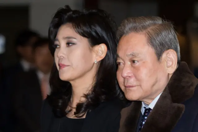 Foto de Lee Kun-hee y su hija