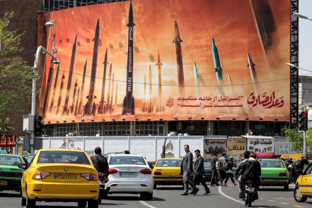 तेहरान की सड़कों पर लगे पोस्टर