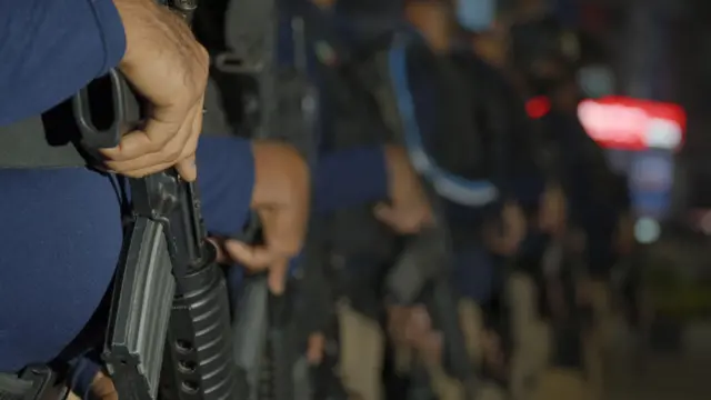 অস্ত্র হাতে আইনশৃঙ্খলা বাহিনীর সদস্যরা 