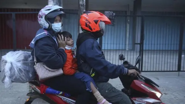Komisioner Komisi Perlindungan Anak Indonesia (KPAI), Jasra Putra, mengatakan dalam beberapa kasus serupa faktor penyebab kelalaian orangtua sehingga mengancam nyawa anak adalah terbatasnya pengetahuan soal pengasuhan anak.