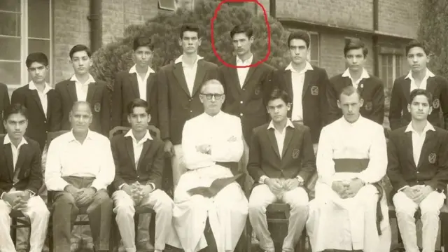 مجید شیخ اپنے سکول کے دوستوں اور اساتذہ کے ساتھ