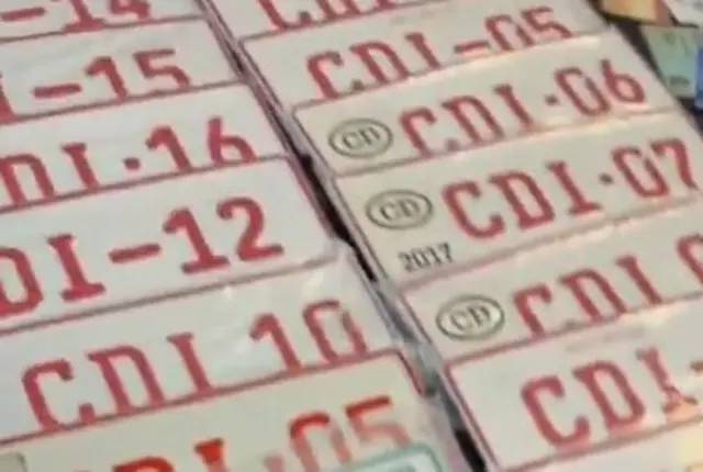 অভিযানের সময় এসটিএফ গাড়ির ভুয়া নম্বরপ্লেট উদ্ধার করেছে বলে জানানো হয়