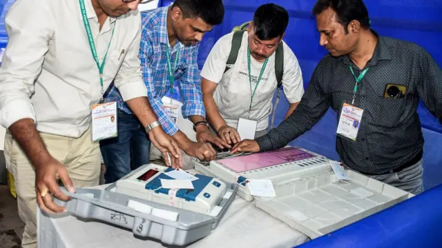 ईवीएम के साथ कर्मचारी