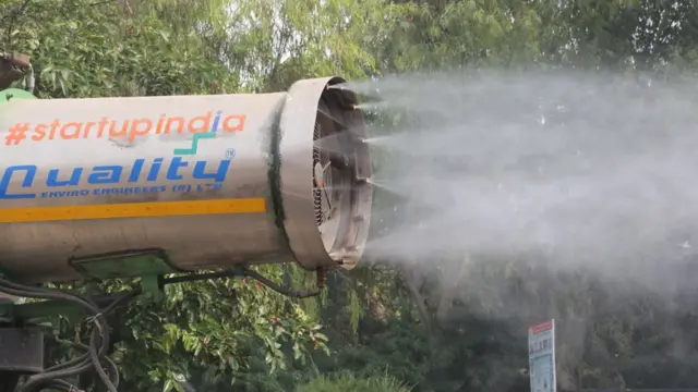 Una cañon antismog montado en un vehículo rocía agua en la atmósfera para reducir la contaminación por polvo.