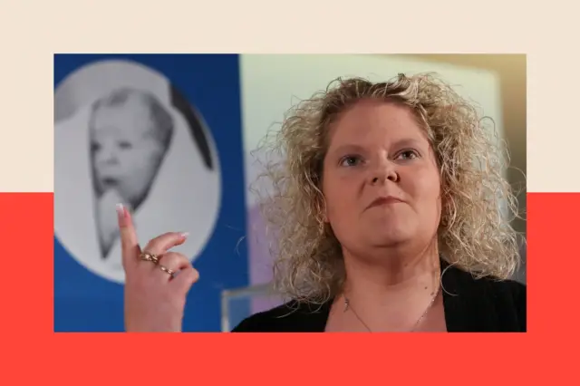 Louise Brown prend la parole lors d'une conférence de presse au Science Museum de Londres 