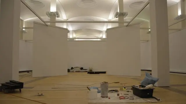 هرمان پارتسینگر، رئیس "بنیاد میراث فرهنگی پروس" برای توضیح دلیل به تاخیر افتادن نمایشگاه با احتیاط از واژههایی مانند "مشکلات فنی و لجستیکی" استفاده میکند و در یک گفتوگوی تلفنی به بی بی سی میگوید: « تاخیر فعلی تنها به تغییرات در وزارت فرهنگ ایران برمیگردد.