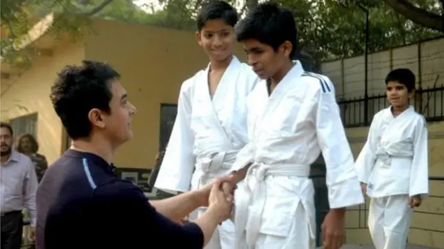 कराटे यूनिफ़ॉर्म में दिव्यांग बच्चों के साथ आमिर ख़ान
