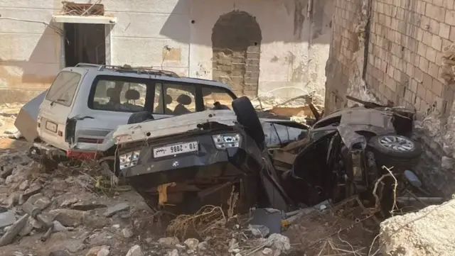 बाढ़ में तबाह हुई गाड़ियां