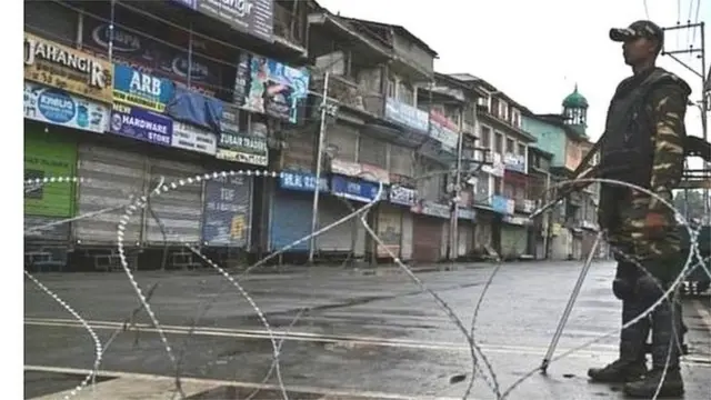 এক বছর ধরে কাশ্মীরে অবরুদ্ধ অবস্থা চলছে