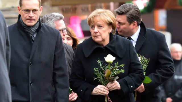 Angela Merkel en el mercado navideño de Berlín