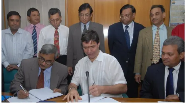 এফএম সম্প্রসারণ, ২০০৮: ঢাকার সাথে আরো ছয়টি শহরে বিবিসি বাংলার অনুষ্ঠান সম্প্রচারের চুক্তি সই করছেন বাংলাদেশ বেতারের তৎকালীন মহাপরিচালক মাহবুবুল আলম আর বিবিসি ওয়ার্ল্ড সার্ভিসের নিইল কারি।