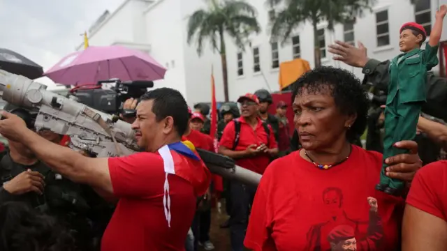 женщина с фигурой Уго Чавеса