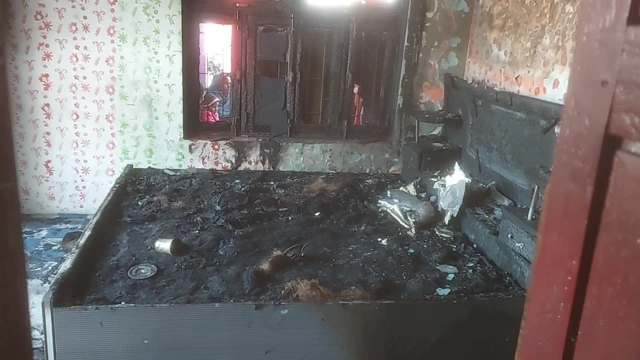 पत्रकार राकेश सिंह का जला हुआ घर