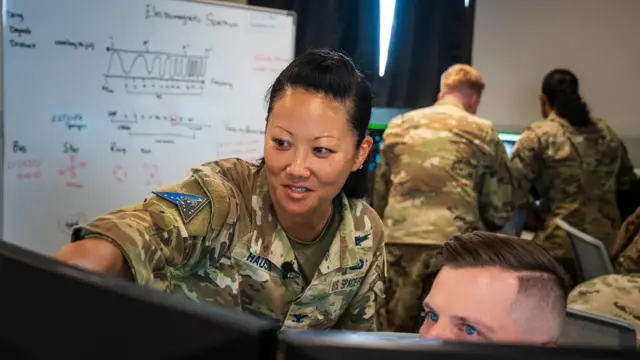 Полковник Феникс Хаусер (солдо) АКШ космостогу чыр-чатакка даяр болушу керек дейт