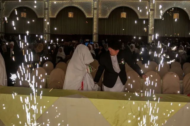 داماد جوان در حال همراهی با خانمش