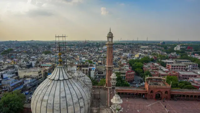 हाल ही में दिल्ली में तकरीबन 123 वक़्फ़ प्रॉपर्टी को केन्द्र सरकार ने अपने अधीन ले लिया जिसको लेकर विवाद जारी है