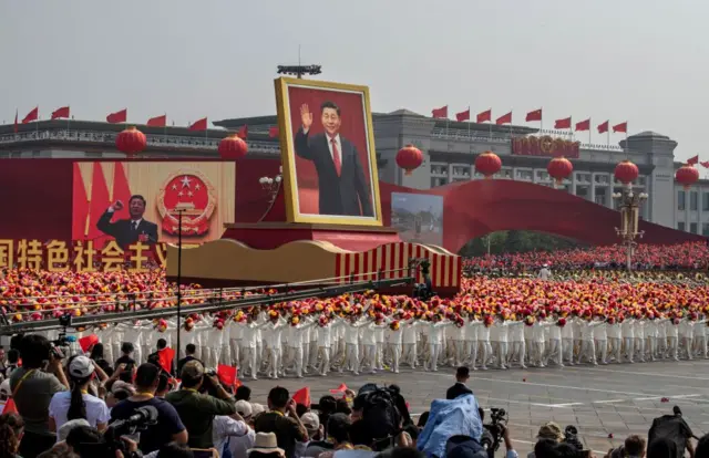 2019 年 10 月 1 日，在北京天安门广场举行的庆祝中华人民共和国成立 70 周年阅兵式上，中国国家主席习近平的巨幅画像被放置在一辆彩车上