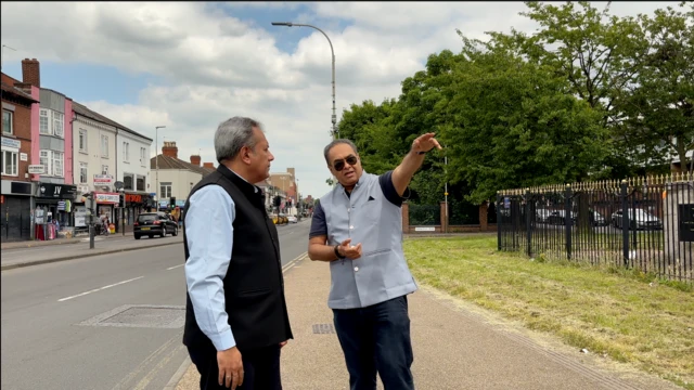 धर्मेश लखानी आणि बीबीसीचे पत्रकार राघवेंद्र राव 