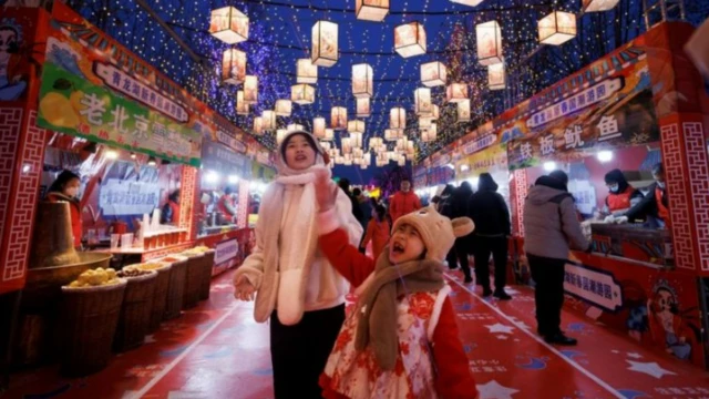 Ковидден кийинки алгачкы эркин жаңы жыл майрамы. Бээжин паркындагы шаан-шөкөт