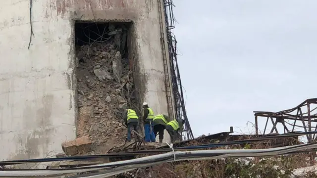 Будівельники розбирають завали