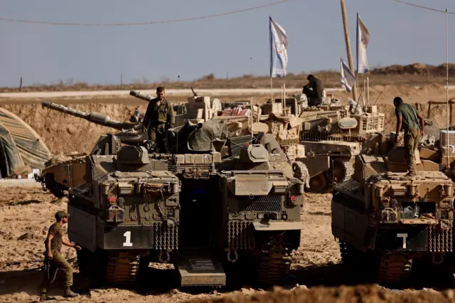 جنود إسرائيليون يتجمعون على الجانب الإسرائيلي من الحدود مع غزة، في إسرائيل، 25 أغسطس/آب 2025.