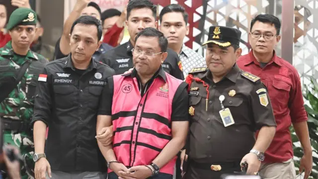 Tersangka dugaan tindak pidana korupsi tata kelola program Makan Bergizi Gratis (MBG) pada Badan Gizi Nasional (BGN) Sony Sonjaya (tengah) berjalan memasuki mobil tahanan di Kejaksaan Agung, Jakarta, Rabu (3/6/2026).