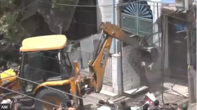 दिल्ली में 'ऑपरेशन बुलडोजर'