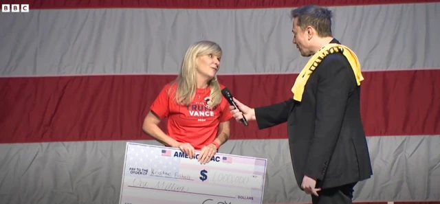 Aha Elon Musk ariko atanga umuliyoni w'ama dolari yatahukanywe n'umwe mu bagiye muri mitingi.