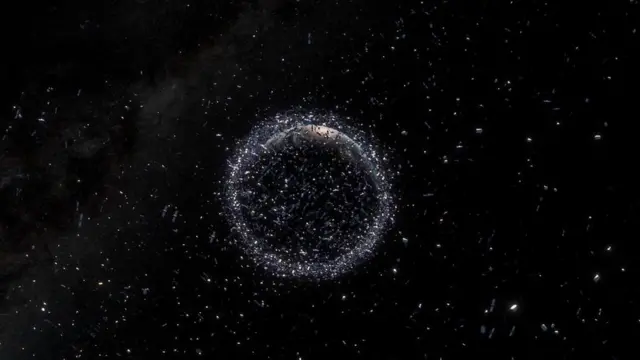 تراقب الوكالات الفضائية، مثل وكالة "ناسا" والوكالة الأوروبية للفضاء شظايا ونفايات تدور حول الأرض لتلافي مخاطر اصطدامها بالمركبات الفضائية العاملة