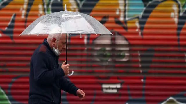 Hükümetin tam kapanma kararı, insanlarda yılgınlığa yol açtı. Uzmanlara göre herkesin üzerinde son bir yılın yıpranmışlığı var. Diğer yandan tam kapanmanın yaratacağı ekonomik zorluk ve yasakların uygulanmasında adil davranılmaması da insanların tahammülünün azalmasına yol açtı.