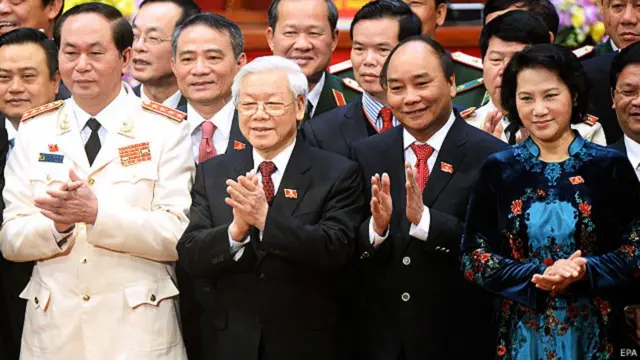 Bí thư Hà Giang, ông Triệu Tài Vinh (hàng hai, giữa TBT Nguyễn Phú Trọng và Thủ tướng Nguyễn Xuân Phúc), là người bị phê là có 'cả nhà làm quan'.