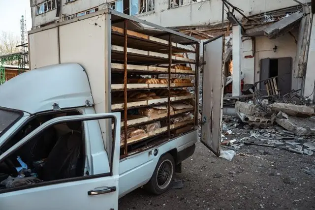 Машина з хлібом біля зруйнованої пекарні