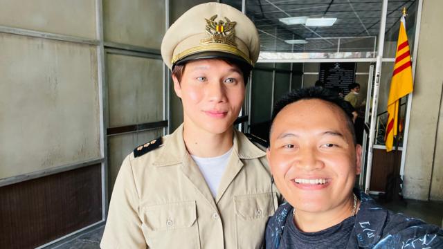 Johnny Huy chụp cùng diễn viên chính Hoa Xuande