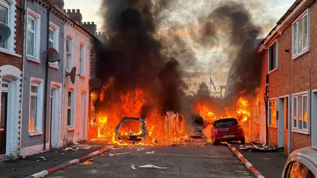 zapaljen automobil na ulici Belfasta