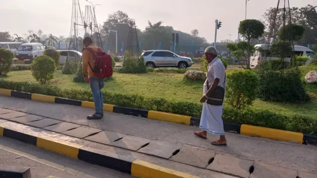 පොදු ප්‍රවාහන මාධ්‍ය ඔස්සේ ගුවන් තොටුපොළ වෙත පැමිණෙන ගුවන් මගීන්ට කටුනායක - ඇවරිවත්ත නගරයේ බස් නැවතුම් පොළෙන් බැස , එතැන් සිට සිය ගමන් මලු කර මත තබා ගෙන ගුවන් තොටුපොළ වෙත ගමන් කිරීමට සිදු වී තිබේ.