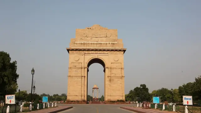 Monumento "Puerta de la India" en Nueva Delhi en un día en el que se ve el cielo azul