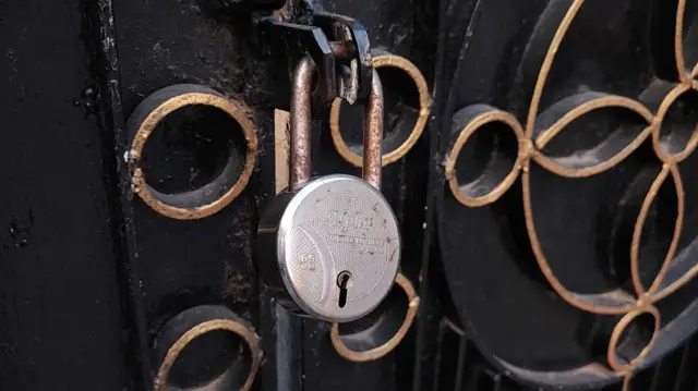 ਘਰਾਂ ਦੇ ਬੂਹਿਆਂ ’ਤੇ ਜਿੰਦਰੇ 