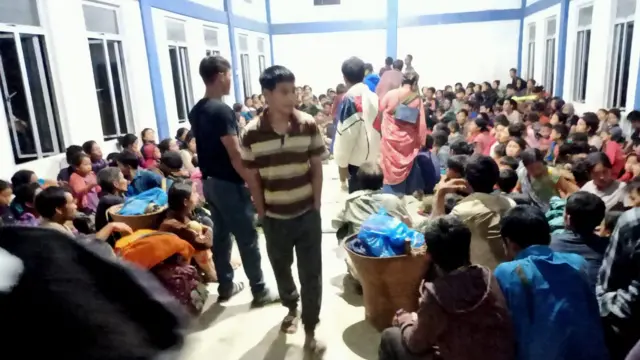 মিজোরামের এক গ্রামে হলঘরে গাদাগাদি করে বাংলাদেশের নাগরিকরা