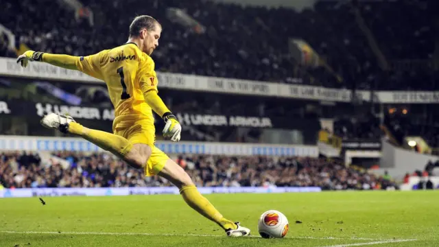 Portero sacando de meta.