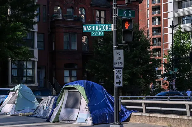Tiendas de campaña que sirven de techo a personas sin hogar en una acera en Washington, DC, EE. UU., el lunes 11 de agosto de 2025. (Fotógrafo: Alex Wroblewski/Bloomberg a través de Getty Images)