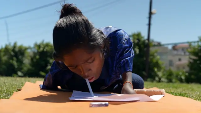 پایل منھ سے ڈرائنگ بناتی ہوئی