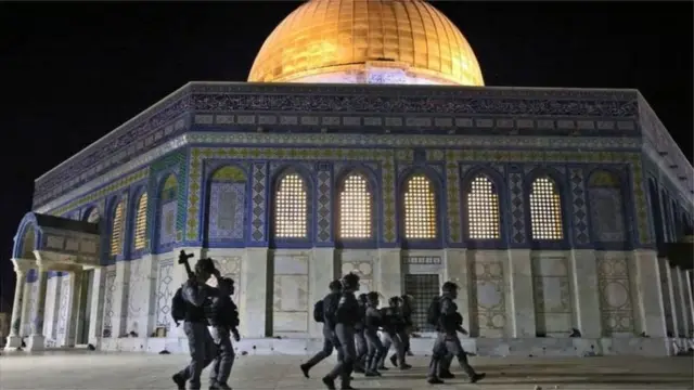 মুসলিম ও ইহুদি উভয় ধর্মেরই পবিত্র স্থান বলে পরিগণিত আল-আকসা মসজিদের সামনে মোতায়েন করা ইসরায়েলি পুলিশ