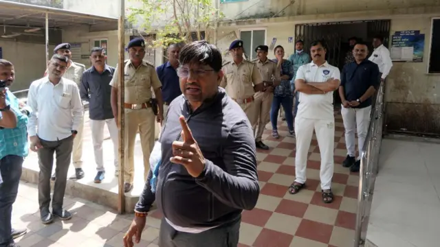 જાવરીમલના ભાઇ સંજય બિશ્નોઈ રાજકોટની સિવિલ હૉસ્પિટલમાં પહોંચ્યા હતા ત્યારની તસવીર