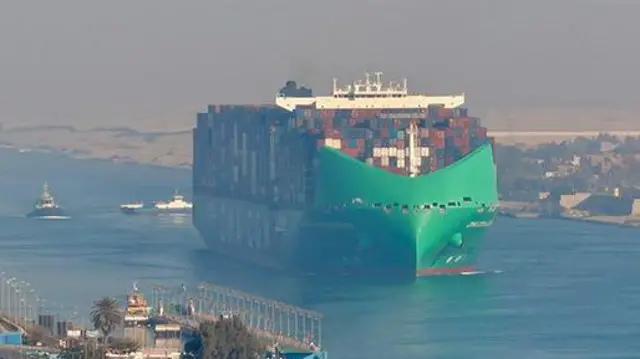 Гигантский контейнеровоз Jacques Saade в Суэцком канале