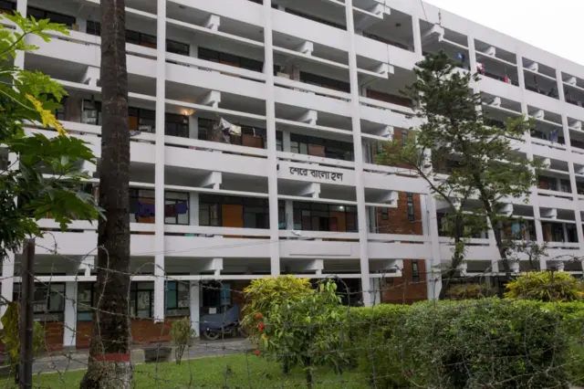 ক্যাম্পাসগুলোতে ছাত্রদল ও ছাত্রশিবিরের মধ্যে বিরোধ বাড়ছে। ছবিটি বুয়েটের শেরে বাংলা হলের। 