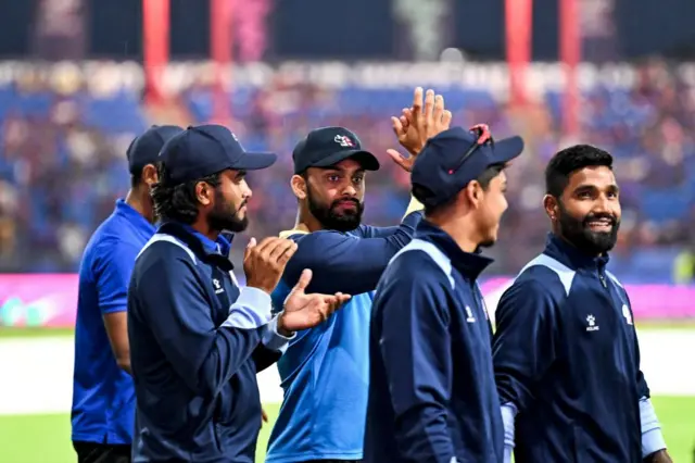 खेल रद्द भएपछि नेपाली टोलीले मैदानमा ओर्लिएर दर्शकहरूलाई धन्यवाद दिएको थियो 