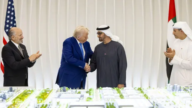 AQSh Prezidenti Donald Tramp(chapda) BAA Prezidenti Shayx Muhammad bin Zayd Ol Nahayon qo‘lini siqayapti. Ular yangi AQSh-BAA SI kampusining 3D modelini oldida turishipti.