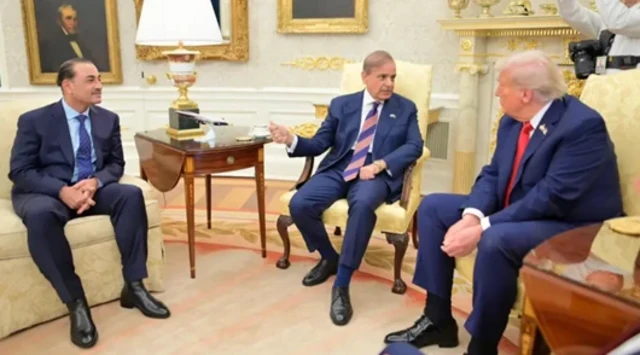 अमेरिकी राष्ट्रपति डोनाल्ड ट्रंप के साथ पाकिस्तान के प्रधानमंत्री शहबाज़ शरीफ़ और फ़ील्ड मार्शल असीम मुनीर